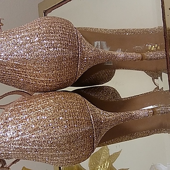 Chinese Laundry Los Angeles Heels, size 9, color gold. 3 1/2 in. - Picture 4 of 4